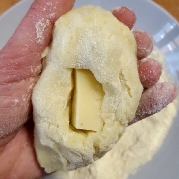 creiamo un buco, e inseriamo il formaggio